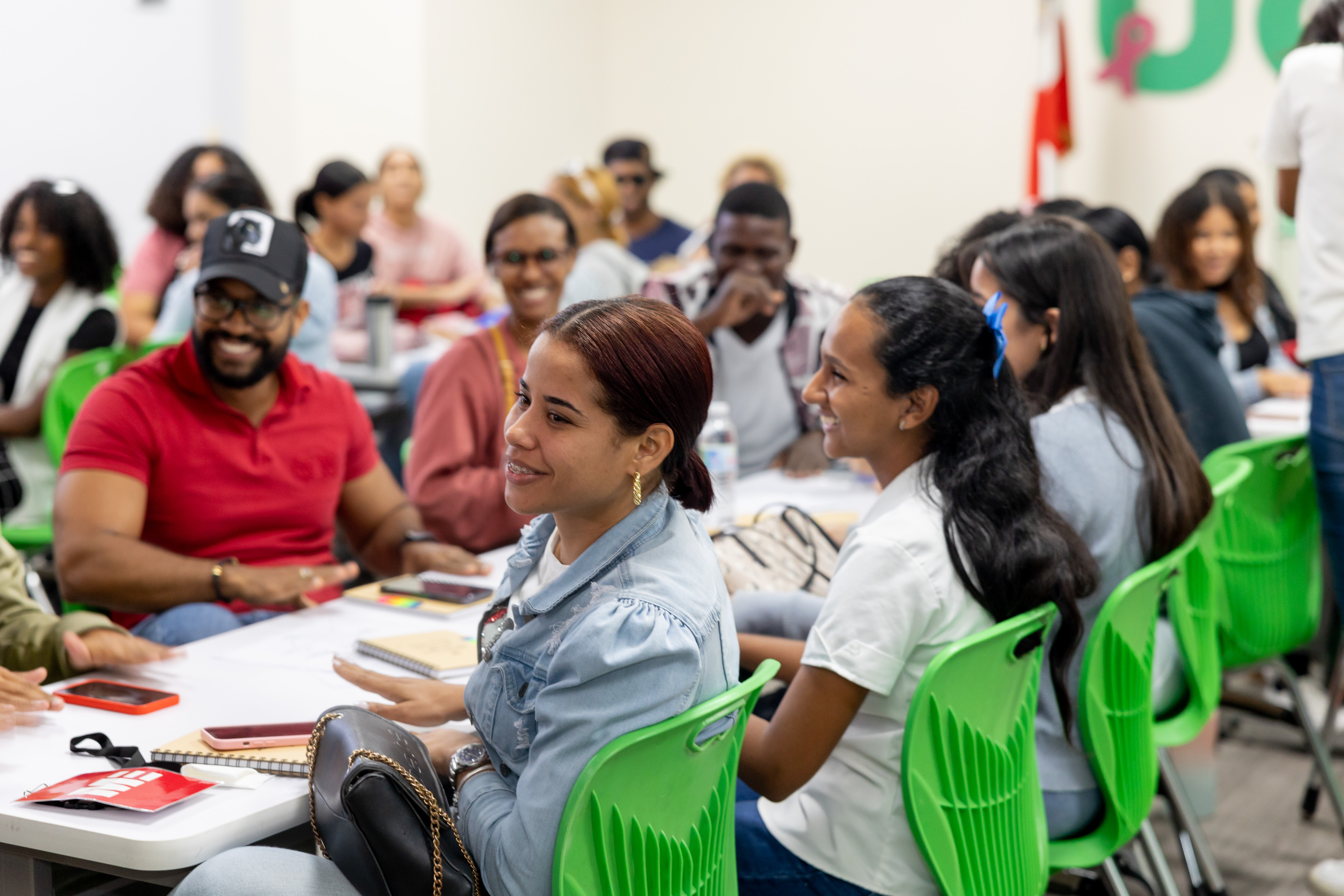 Participantes colaborando en mesa de trabajo